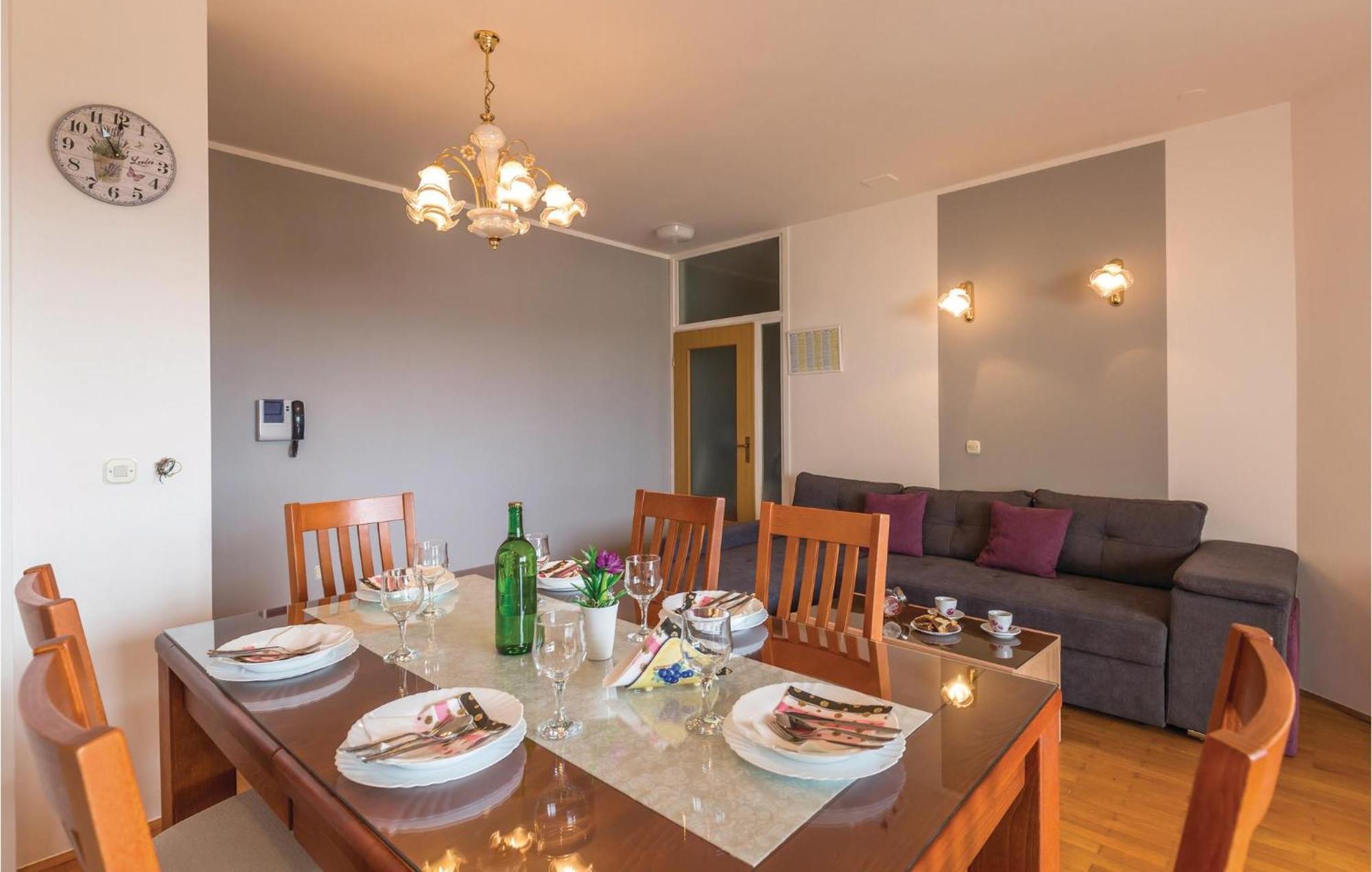 Stunning Apartment In Makarska With Kitchen Esterno foto