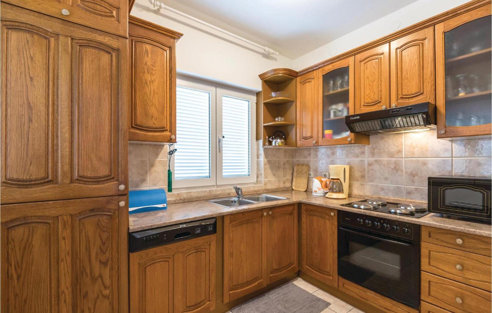 Stunning Apartment In Makarska With Kitchen Esterno foto